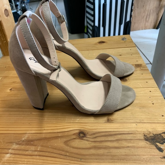 Size 8 Qupid  Cashmere ankle strap block 4” Heels.  In EUC! - Picture 2 of 7